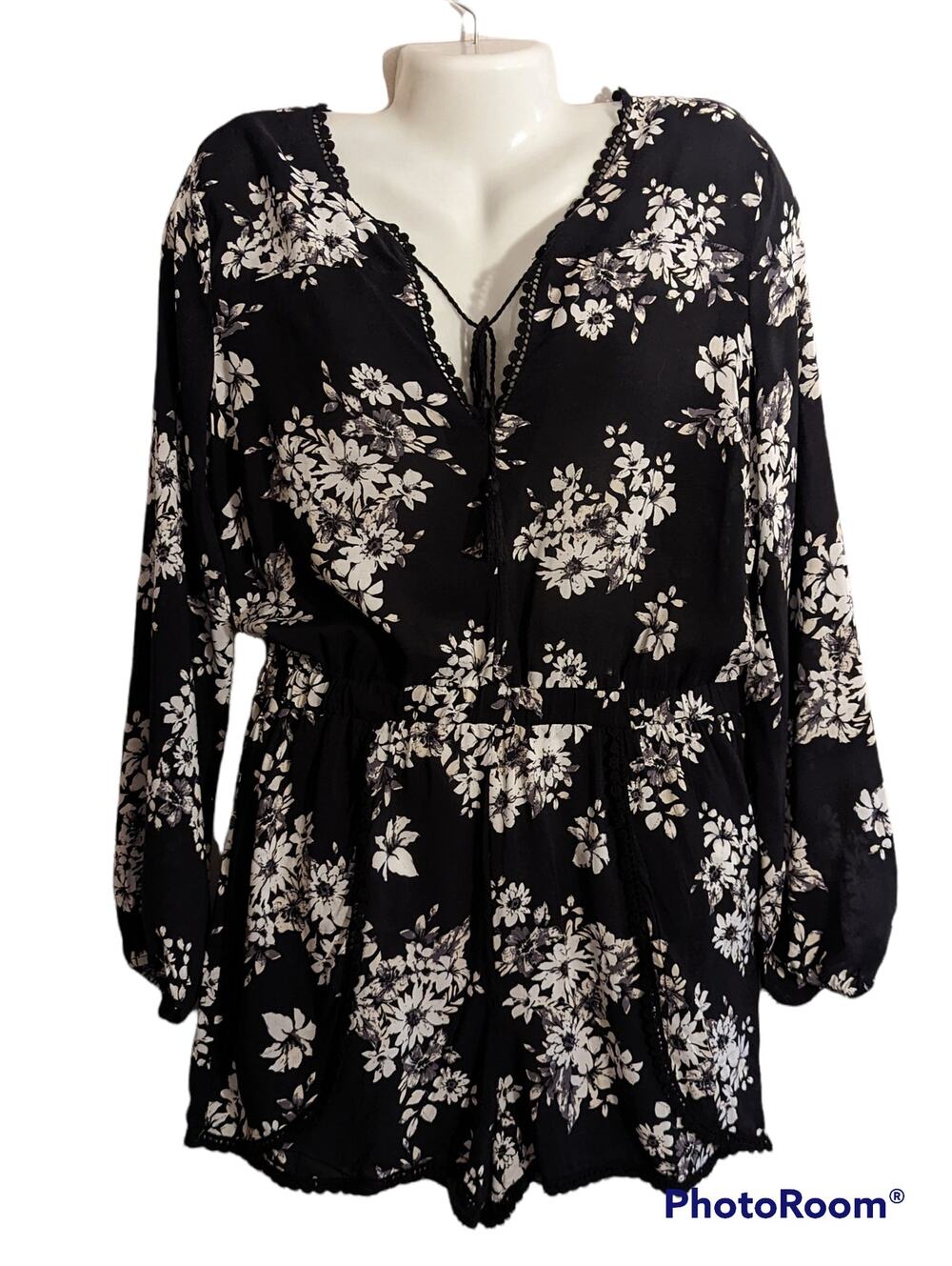 Sadie & Sage Boutique Black White Floral Long Sleeve V Neck Tie Up Romper L
